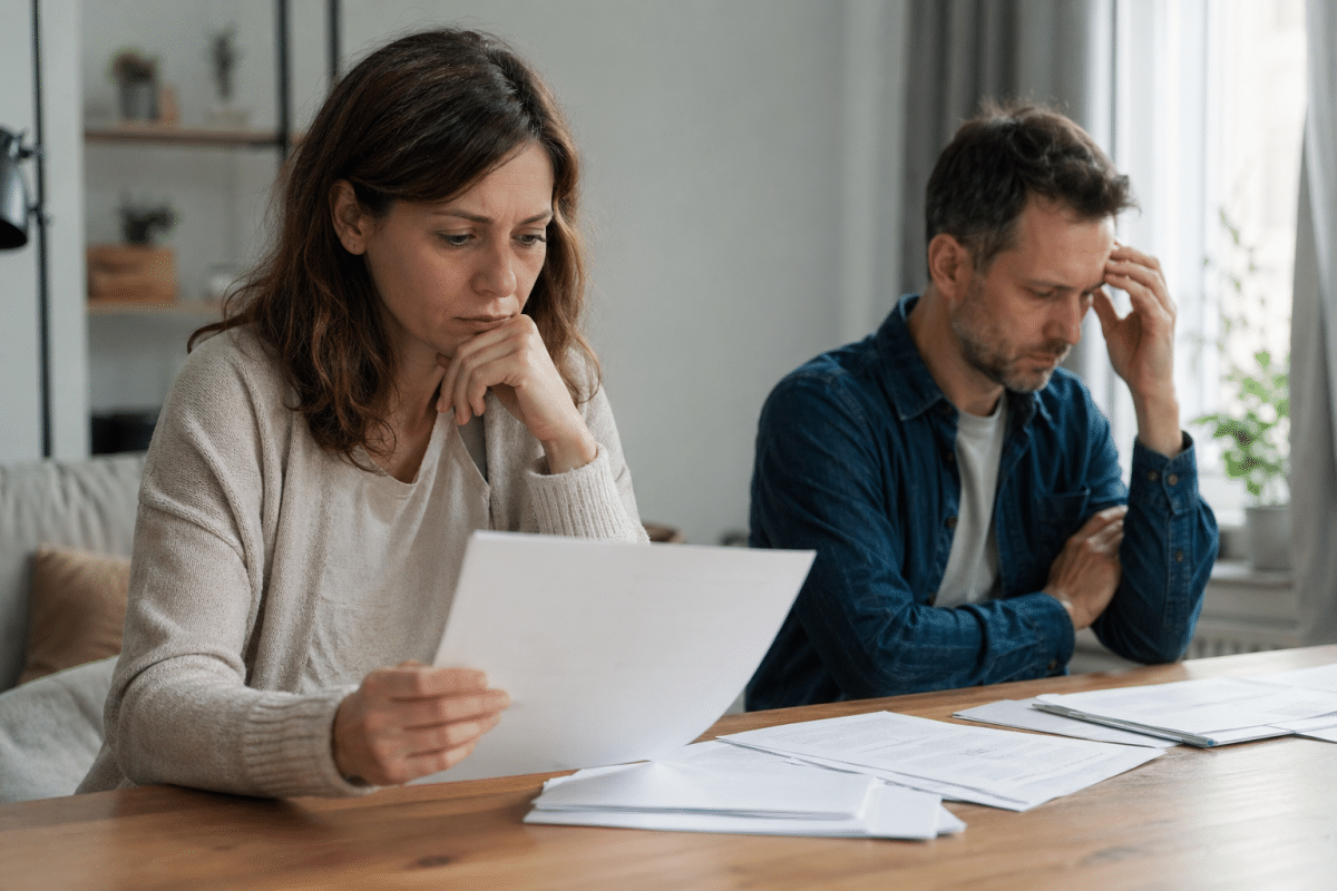 Deux collègues concentrés examinant des documents